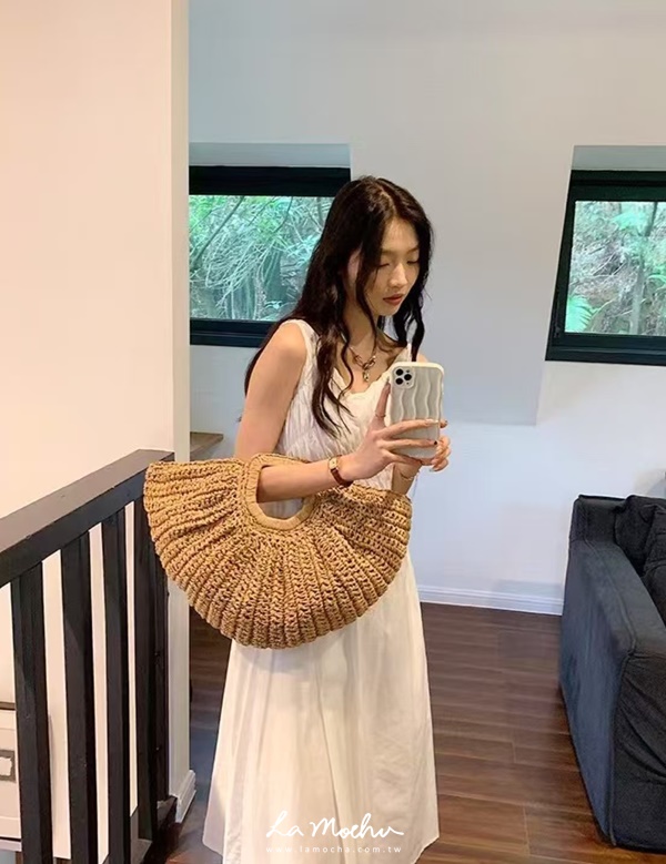 手拿扇形藤編包(花花清單)